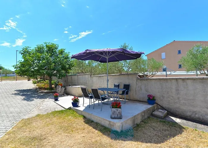 Διαμέρισμα With Parking Space Stinjan, - 19643 Πούλα