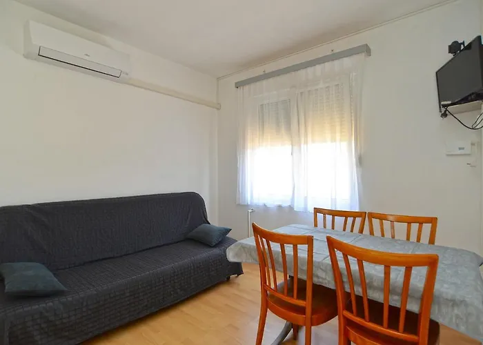 Διαμέρισμα With Parking Space Stinjan, - 19643 Πούλα