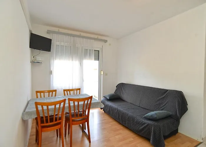 With Parking Space Stinjan, - 19643 Πούλα